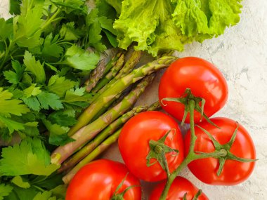 Beton zeminde taze sebzeler, domates, kuşkonmaz.