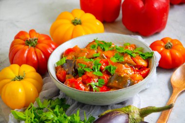  Beton zeminde haşlanmış patlıcan, domates, biber.