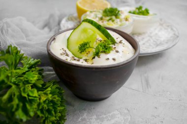  Tzatziki sosu, limon, beton zemin üzerinde salatalık.