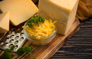 Ahşap zemin üzerine rendelenmiş peynir