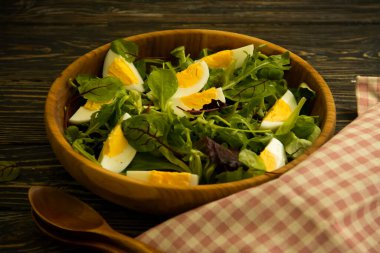 marul yaprakları, ahşap arka planda yumurta.