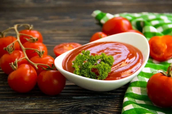 Świeży Ketchup Pomidor Drewnianym Tle — Zdjęcie stockowe