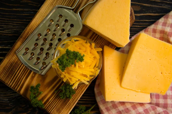 Strouhaný Sýr Dřevěné Pozadí — Stock fotografie