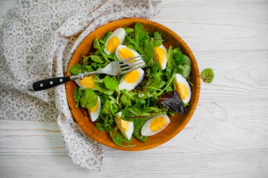 marul yaprakları, ahşap arka planda yumurta.