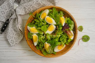 marul yaprakları, ahşap arka planda yumurta.