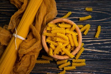  Kuru spagetti, beton zeminde makarna.