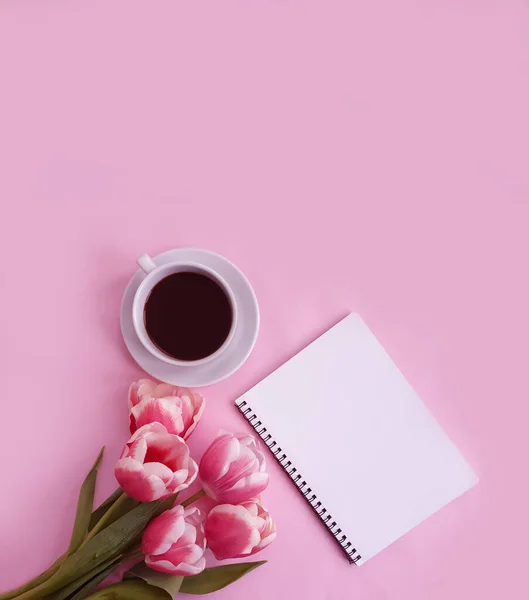 Tasse Kaffee Blume Tulpe Notizbuch Auf Farbigem Hintergrund — Stockfoto