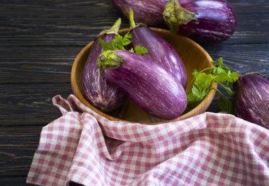  Tüm patlıcan ahşap arka planda