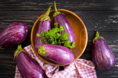  Tüm patlıcan ahşap arka planda