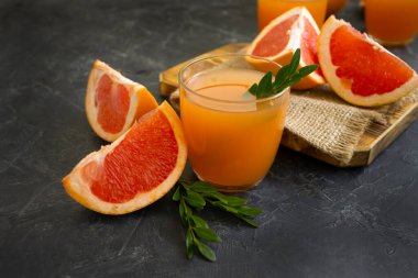 Beton arkaplanda greyfurt suyu