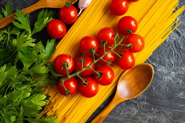 Espaguete Seco Tomate Alho Fundo Concreto — Fotografia de Stock