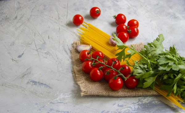 Droge Spaghetti Tomaat Knoflook Een Betonnen Ondergrond — Stockfoto