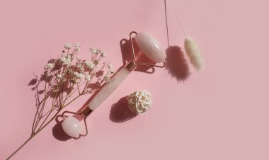 Renkli arka planda masaj silindiri