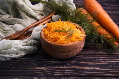 Ahşap arka planda rendelenmiş havuç