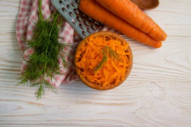 Ahşap arka planda rendelenmiş havuç