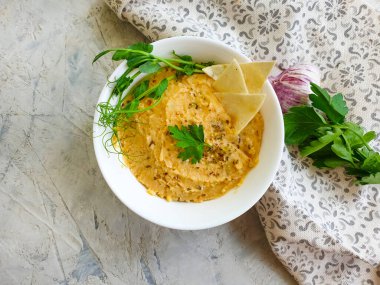 Taze humus, beton arka planda maydanoz.