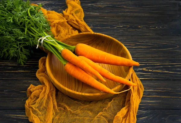 Zanahorias Enteras Frescas Sobre Fondo Madera — Foto de Stock