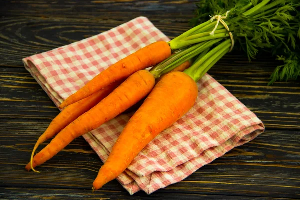 Zanahorias Enteras Frescas Sobre Fondo Madera — Foto de Stock