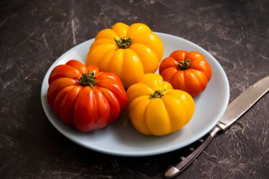 Beton zemin üzerinde taze domatesler