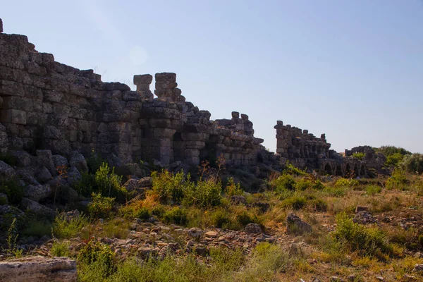 古代都市サイドの円形劇場の遺跡とアンティーク建築 — ストック写真