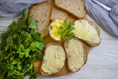 ekmek ve tereyağı ahşap arka planda