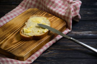 ekmek ve tereyağı ahşap arka planda