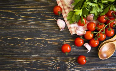  Arka planda domates, sarımsak, maydanoz.