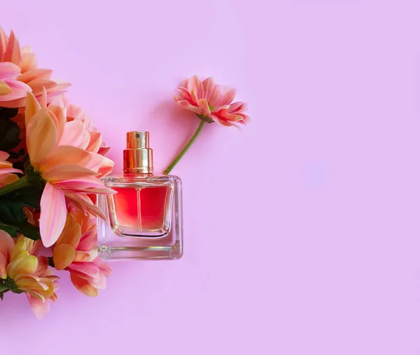 Bottiglia Profumo Fiore Sfondo Colore — Foto Stock