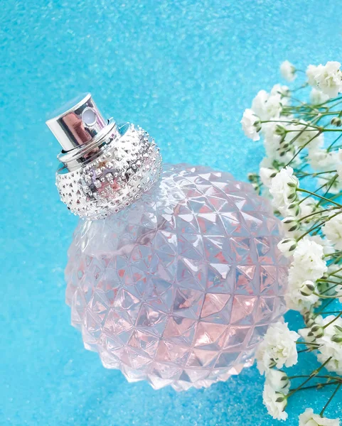 Butelka Perfum Kwiat Tle Koloru — Zdjęcie stockowe