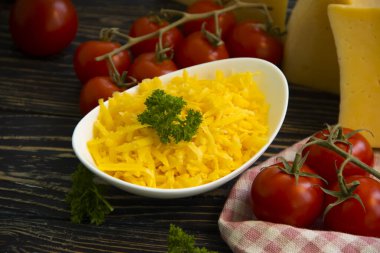 rendelenmiş peynir, ahşap arka planda kiraz domatesleri