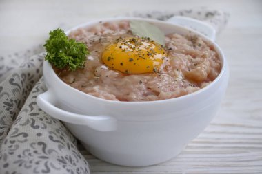 Çiğ et, ahşap zeminde yumurta.