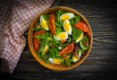 Salata yumurtası, ahşap arka planda domates.