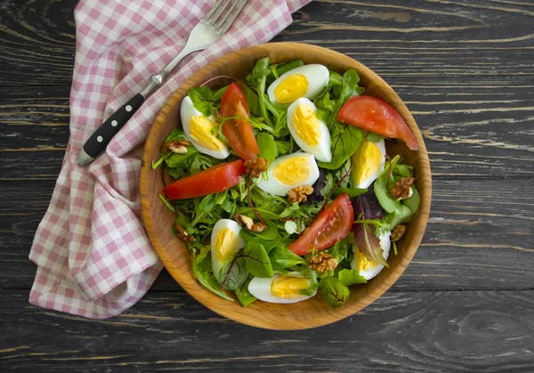 Salata yumurtası, ahşap arka planda domates.
