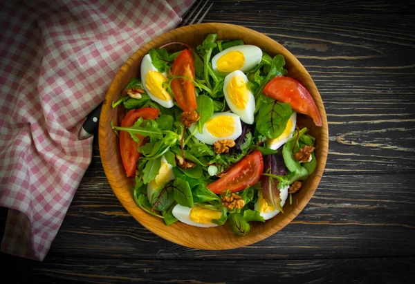 Salata yumurtası, ahşap arka planda domates.