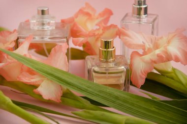 Parfüm şişesi, renkli arka planda çiçek.