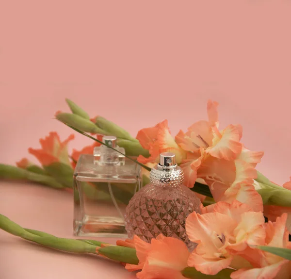 香水瓶 色彩艳丽的背景花 — 图库照片