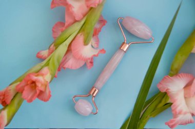 Masaj silindiri, arka planda çiçek