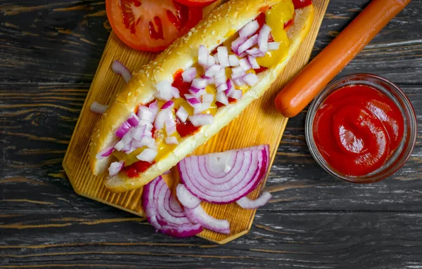 Hot Dog Sur Fond Bois — Photo