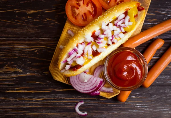 Hotdog Een Houten Achtergrond — Stockfoto