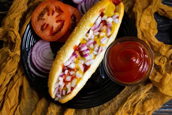 Hot Dog Drewnianym Tle — Zdjęcie stockowe