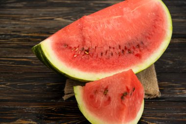 Tahta arka planda taze karpuz parçaları