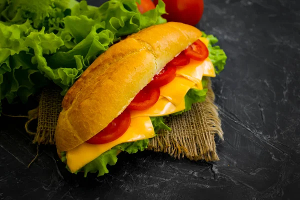 Sanduíche Com Queijo Tomate Sobre Fundo Concreto — Fotografia de Stock