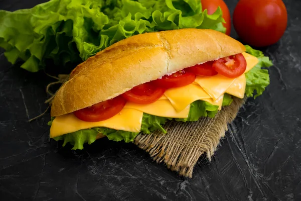 Sanduíche Com Queijo Tomate Sobre Fundo Concreto — Fotografia de Stock