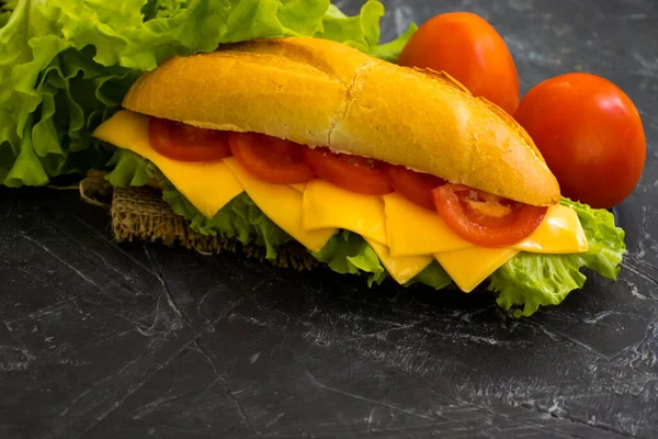 Sandwich Mit Käse Tomate Auf Betongrund — Stockfoto