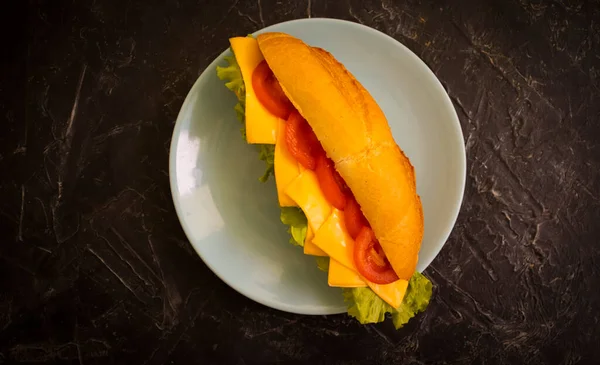 Sándwich Con Queso Tomate Sobre Fondo Hormigón — Foto de Stock