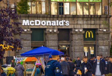 5 Eylül 2021, Ukrayna, Kiev, Khreshhatyk 'teki McDonald' s restoranı.