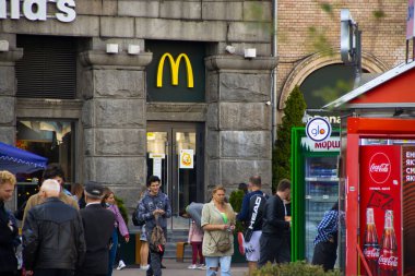 5 Eylül 2021, Ukrayna, Kiev, Khreshhatyk 'teki McDonald' s restoranı.