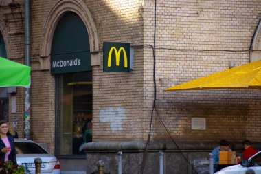 5 Eylül 2021, Ukrayna, Kiev, Khreshhatyk 'teki McDonald' s restoranı.