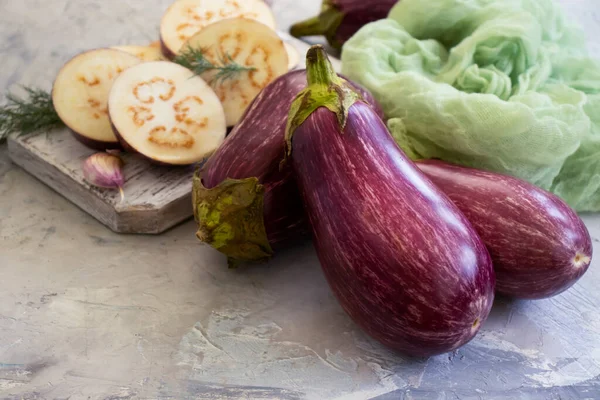 Sliced Raw Eggplant Concrete Background — Stock Photo, Image
