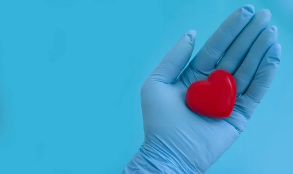 Рука Медичній Рукавичці Тримає Серце — стокове фото